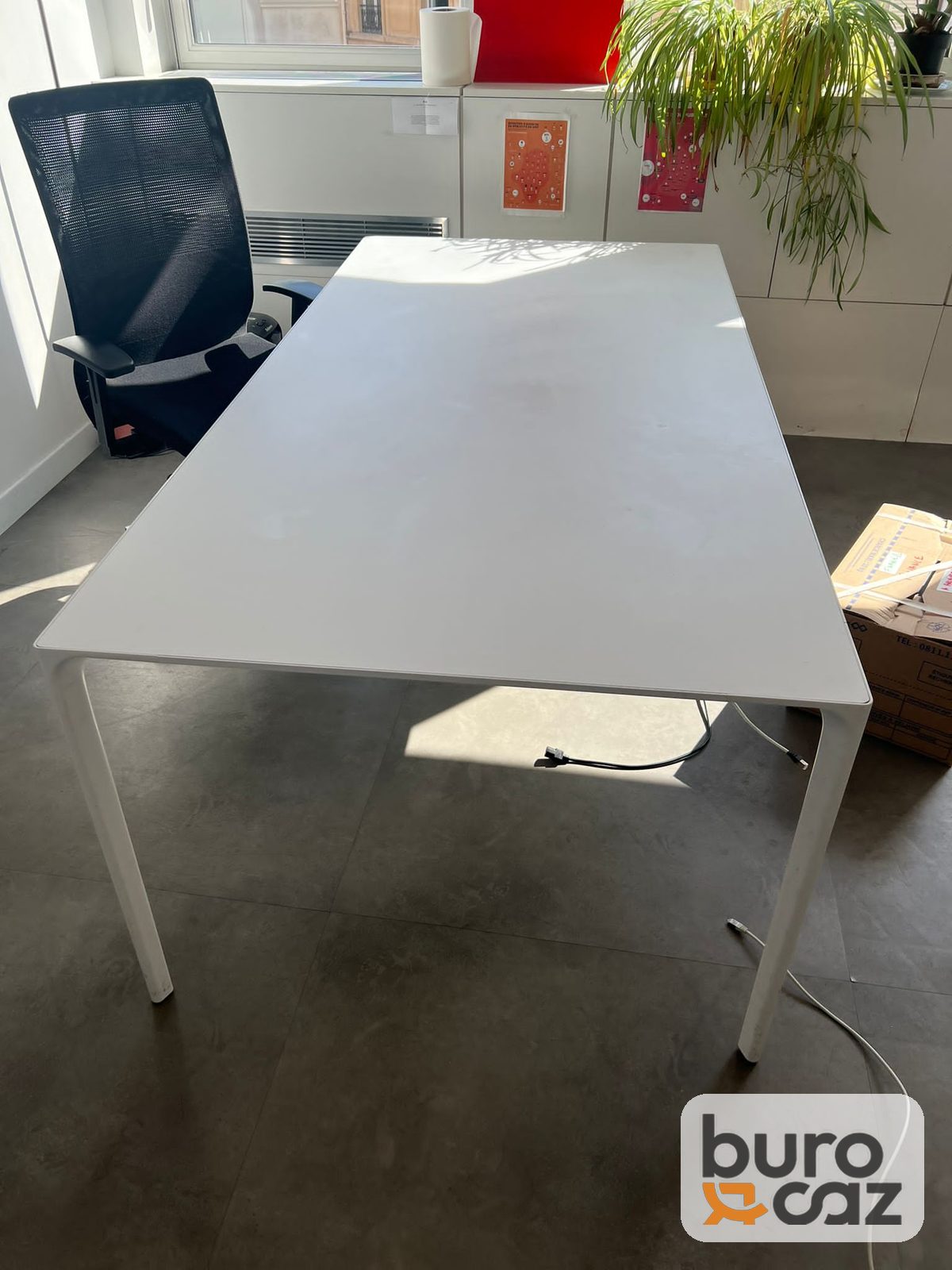 Table de réunion blanche plateau fin pieds fins — photo 3