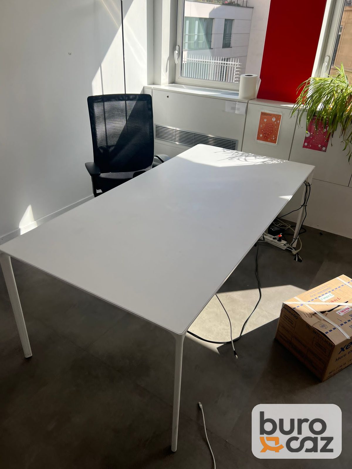 Table de réunion blanche plateau fin pieds fins — photo 4
