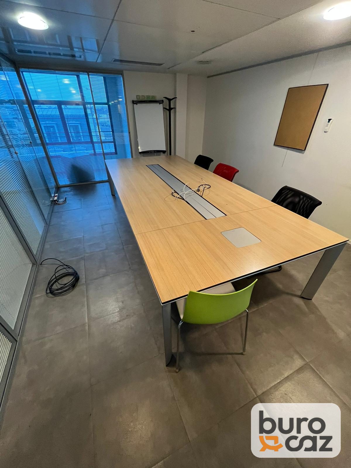 Table de réunion bois avec goulotte centrale — photo 2