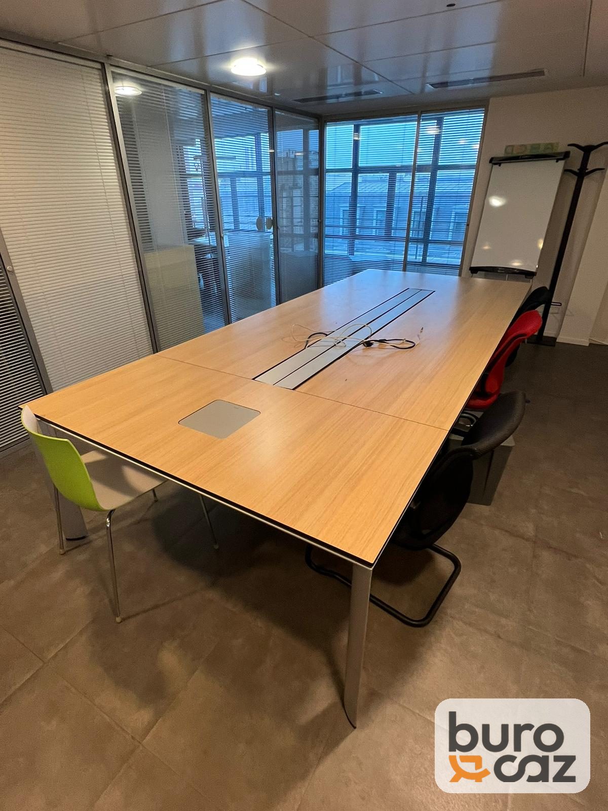 Table de réunion bois avec goulotte centrale — photo 4