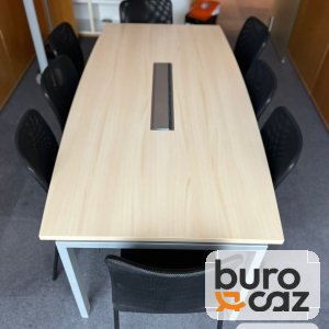 Table de réunion bois clair avec trappe passe-câbles piètement blanc