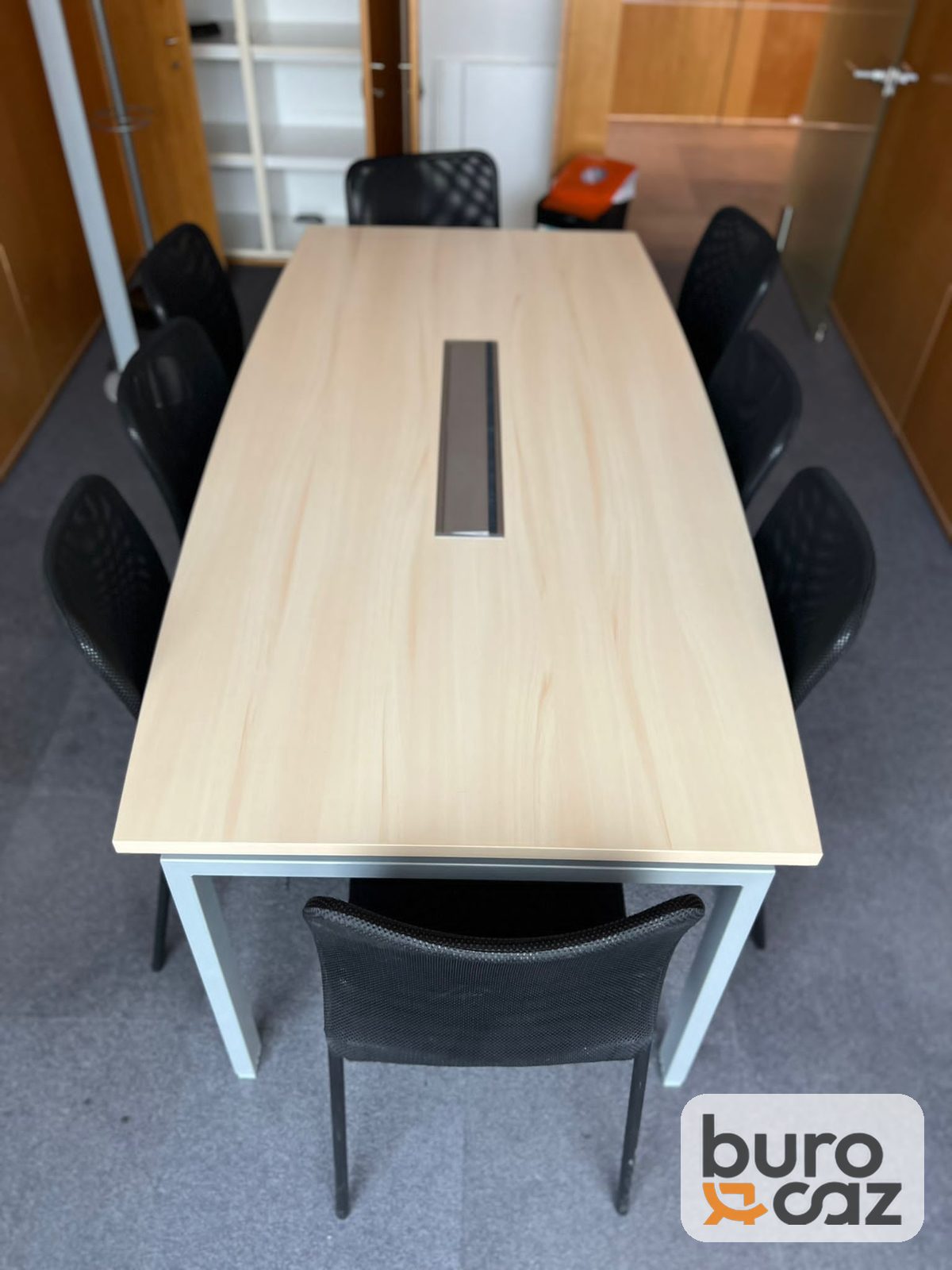 Table de réunion bois clair avec trappe passe-câbles piètement blanc