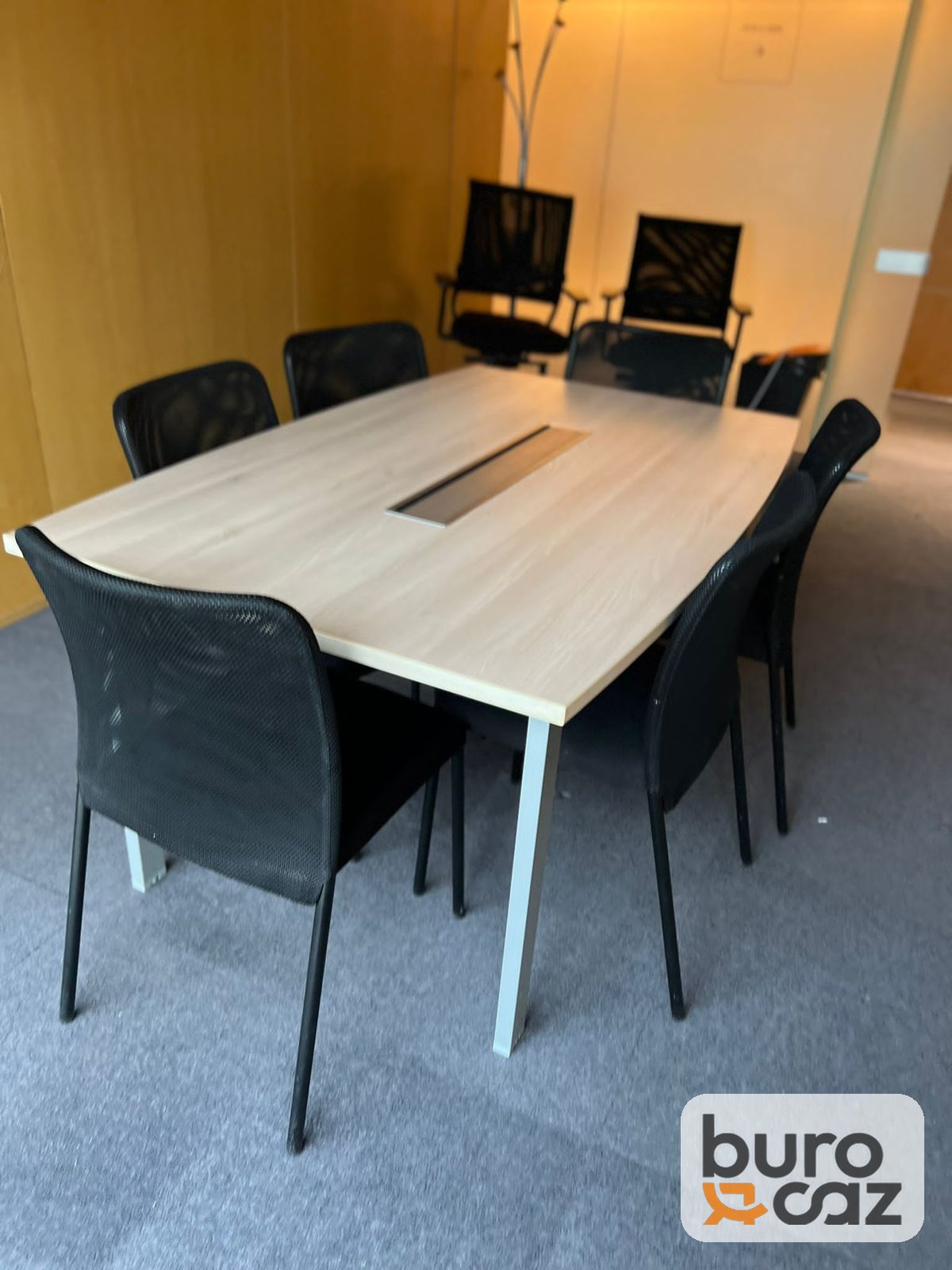 Table de réunion bois clair avec trappe passe-câbles piètement blanc — photo 10