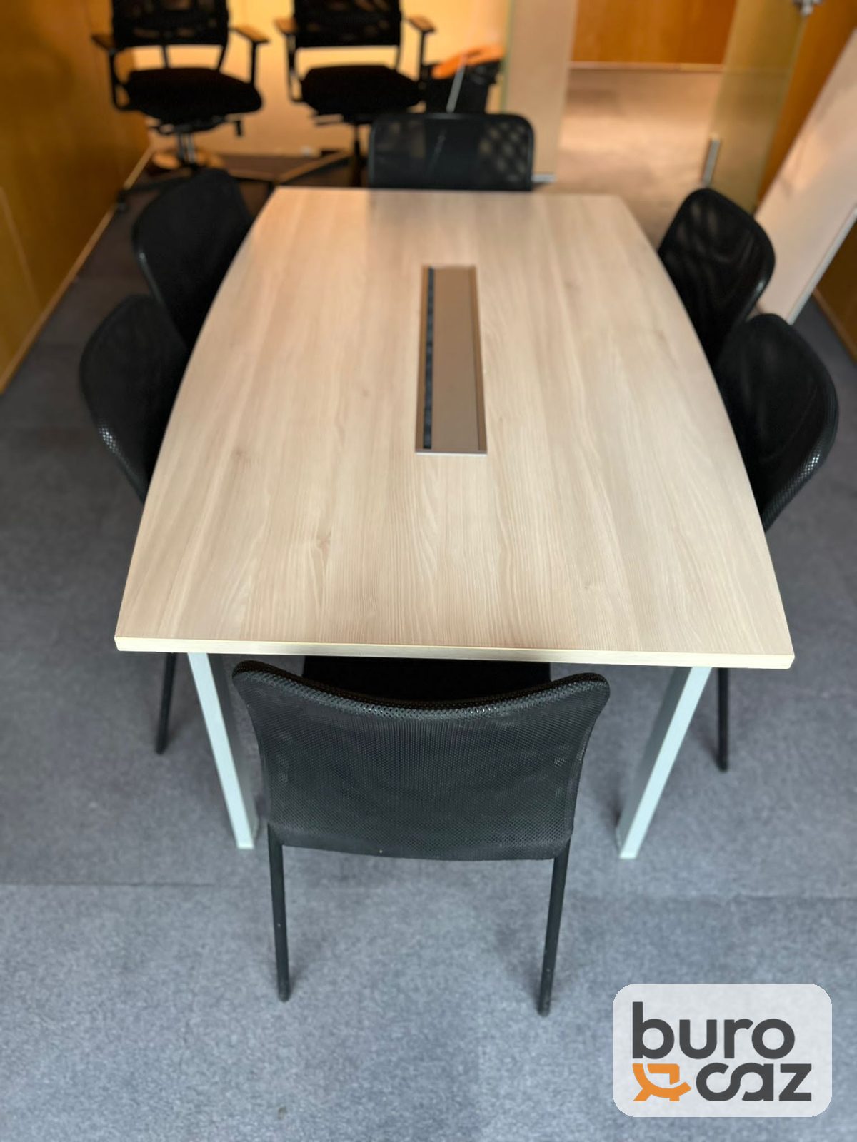 Table de réunion bois clair avec trappe passe-câbles piètement blanc — photo 11