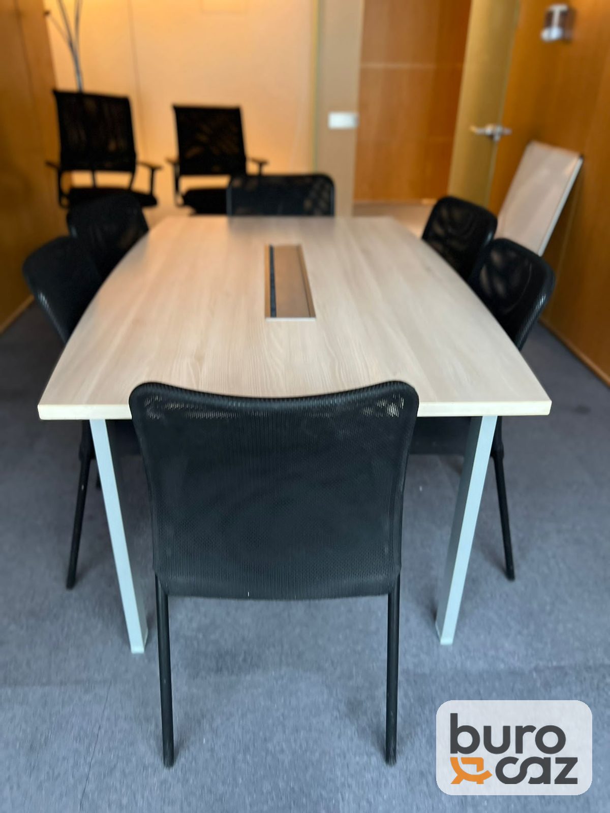 Table de réunion bois clair avec trappe passe-câbles piètement blanc — photo 12