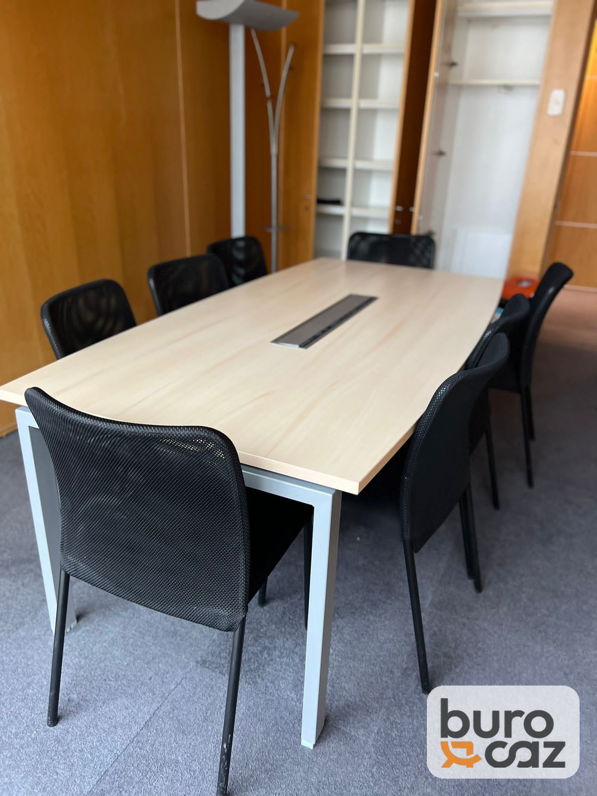Table de réunion bois clair avec trappe passe-câbles piètement blanc — photo 2