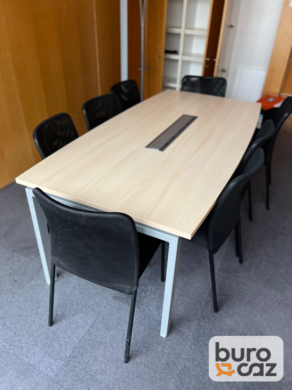 Table de réunion bois clair avec trappe passe-câbles piètement blanc — photo 3