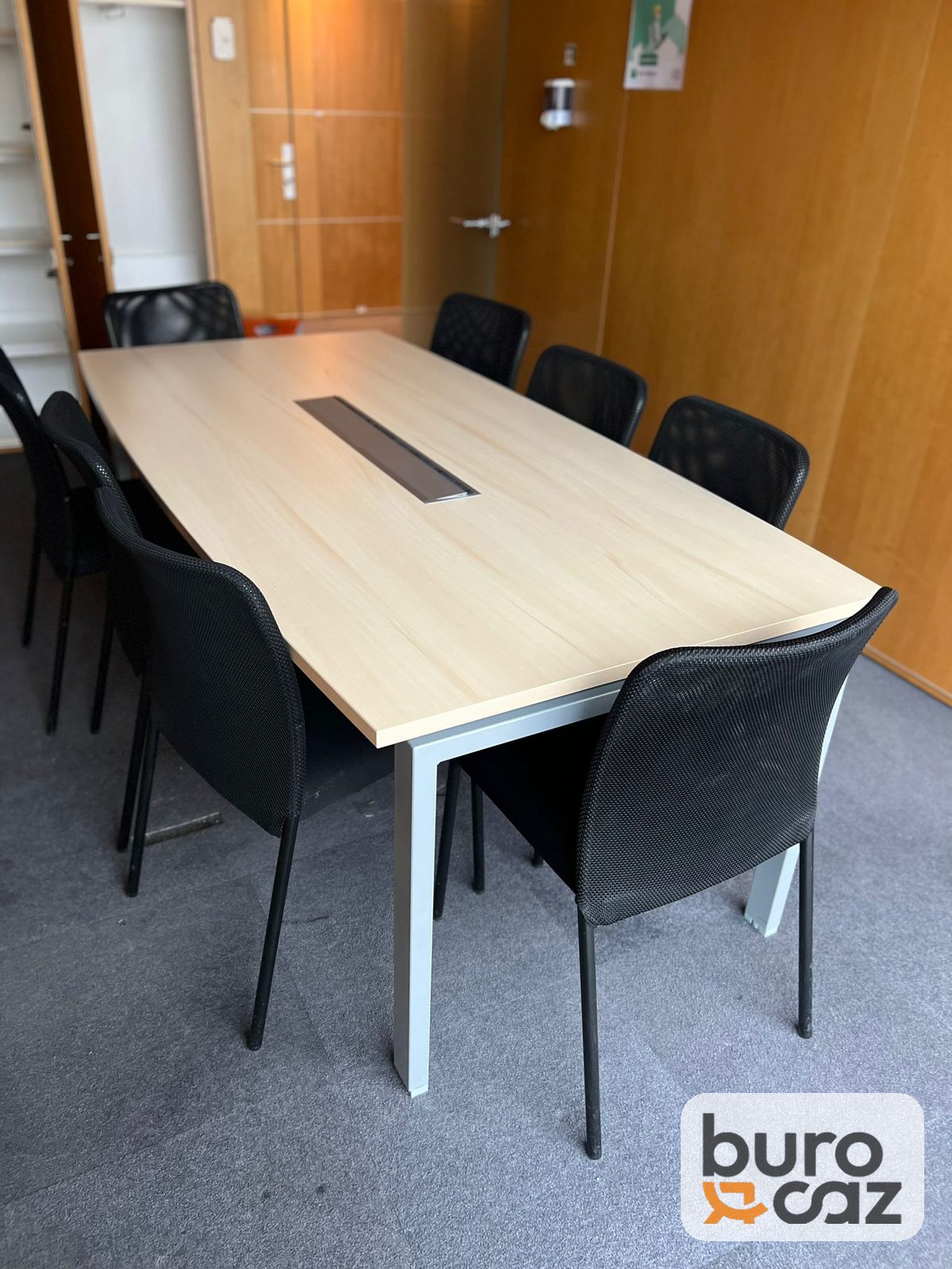 Table de réunion bois clair avec trappe passe-câbles piètement blanc — photo 4