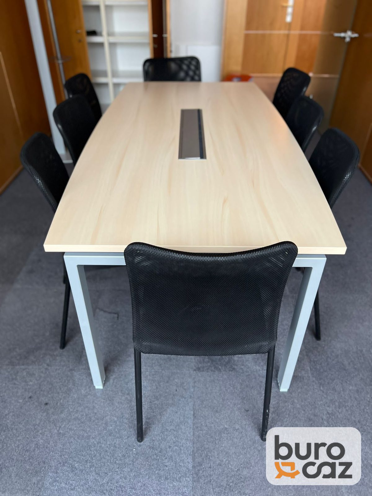 Table de réunion bois clair avec trappe passe-câbles piètement blanc — photo 6