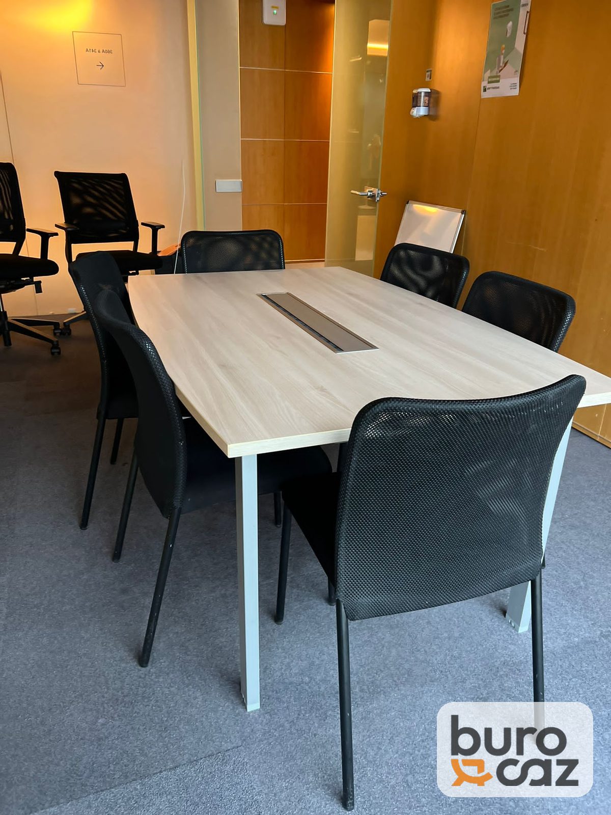 Table de réunion bois clair avec trappe passe-câbles piètement blanc — photo 7