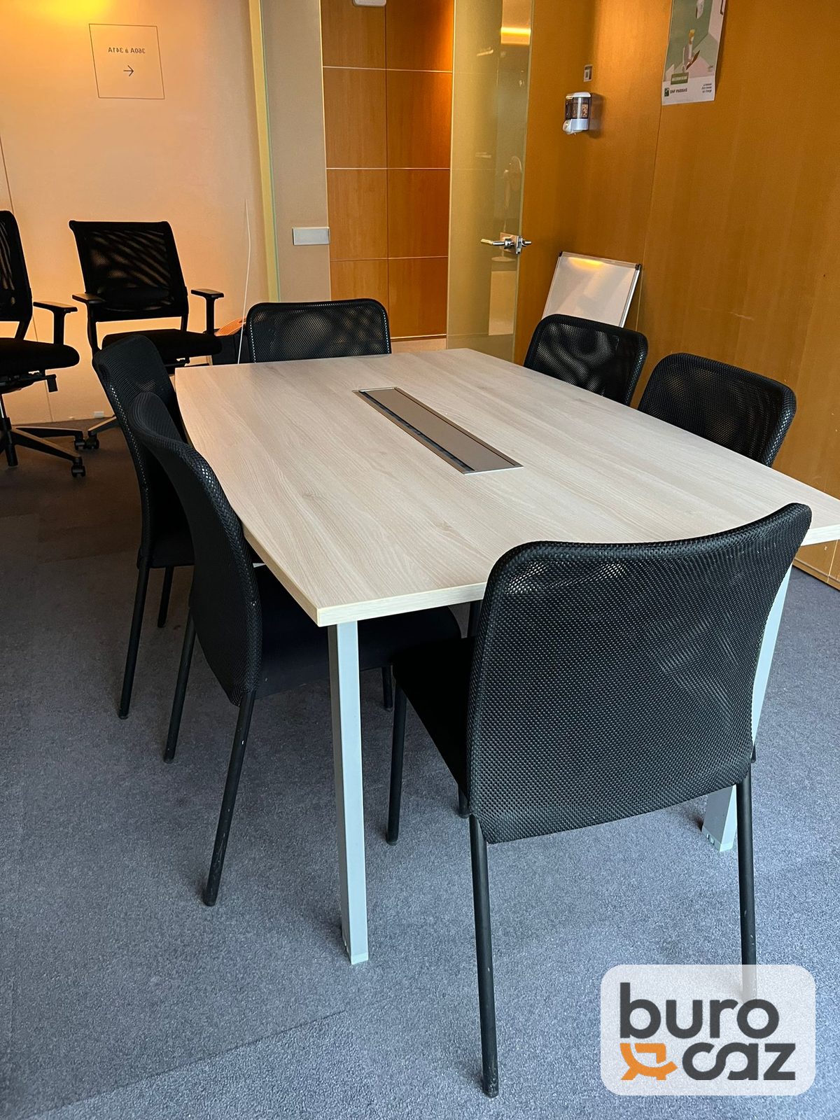 Table de réunion bois clair avec trappe passe-câbles piètement blanc — photo 8