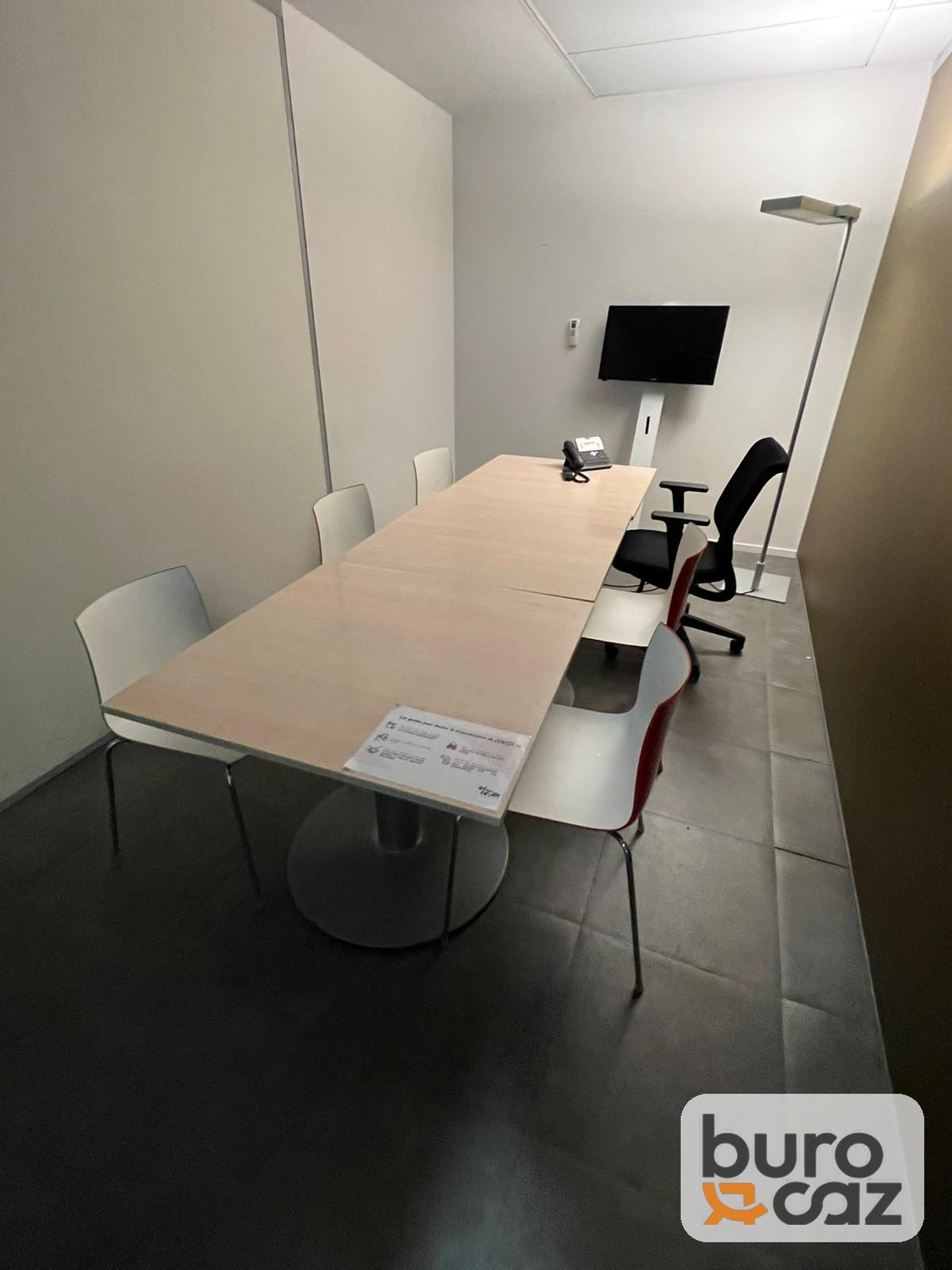 Table de réunion bois clair pied central — photo 2