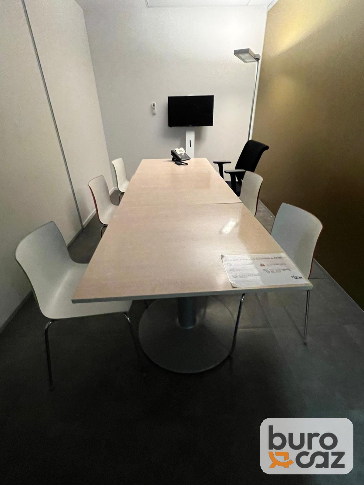 Table de réunion bois clair pied central — photo 3