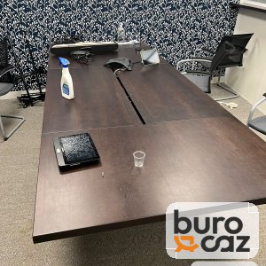 Table de réunion bois foncé avec goulotte