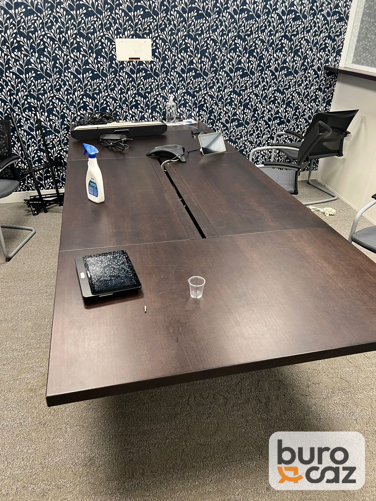 Table de réunion bois foncé avec goulotte