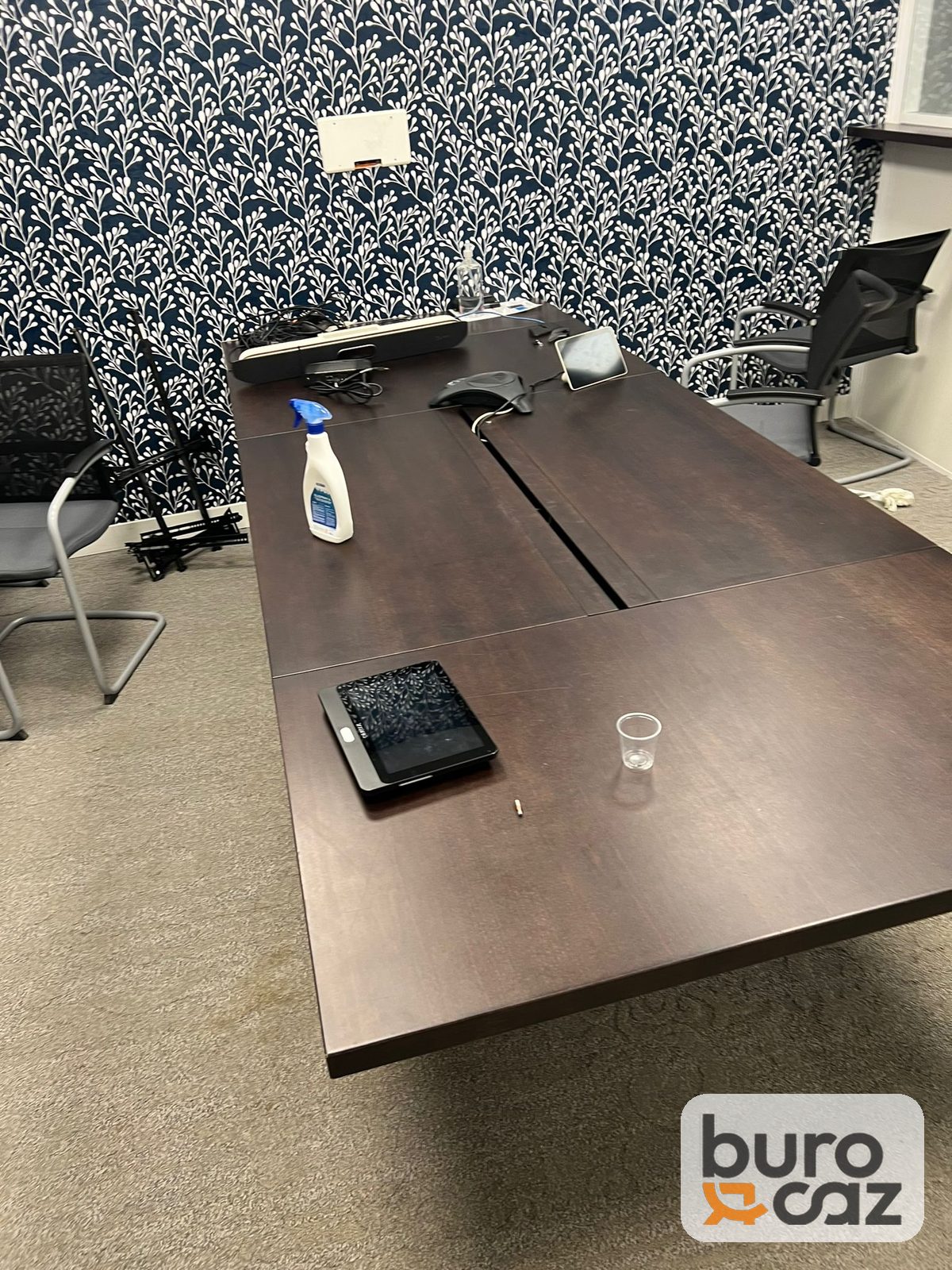 Table de réunion bois foncé avec goulotte — photo 2
