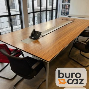 Table de réunion bois foncé connectée avec goulotte