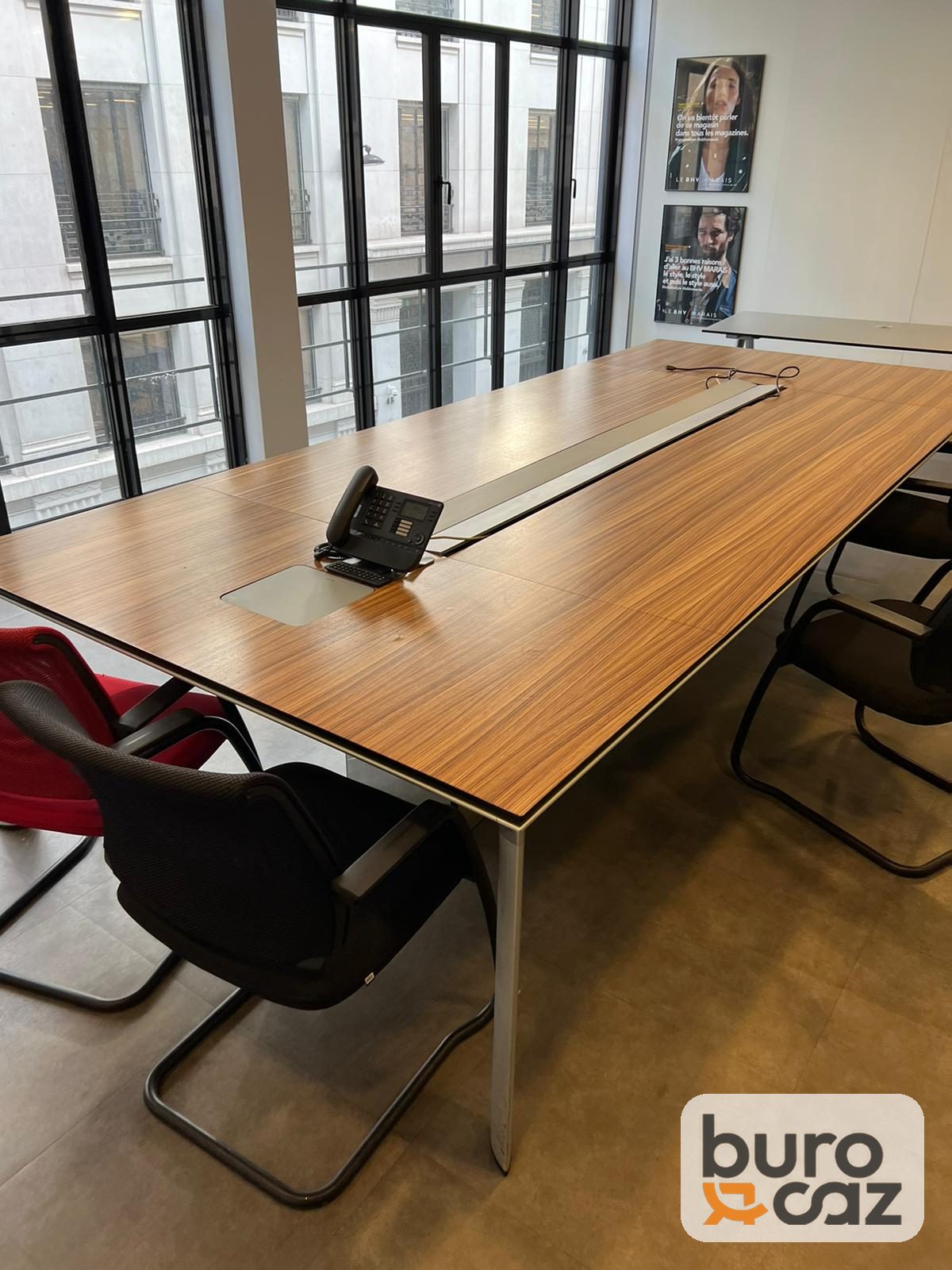 Table de réunion bois foncé connectée avec goulotte