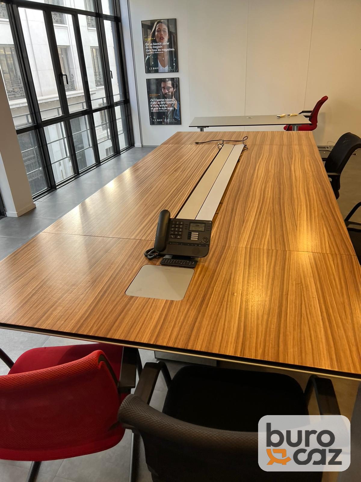 Table de réunion bois foncé connectée avec goulotte — photo 2