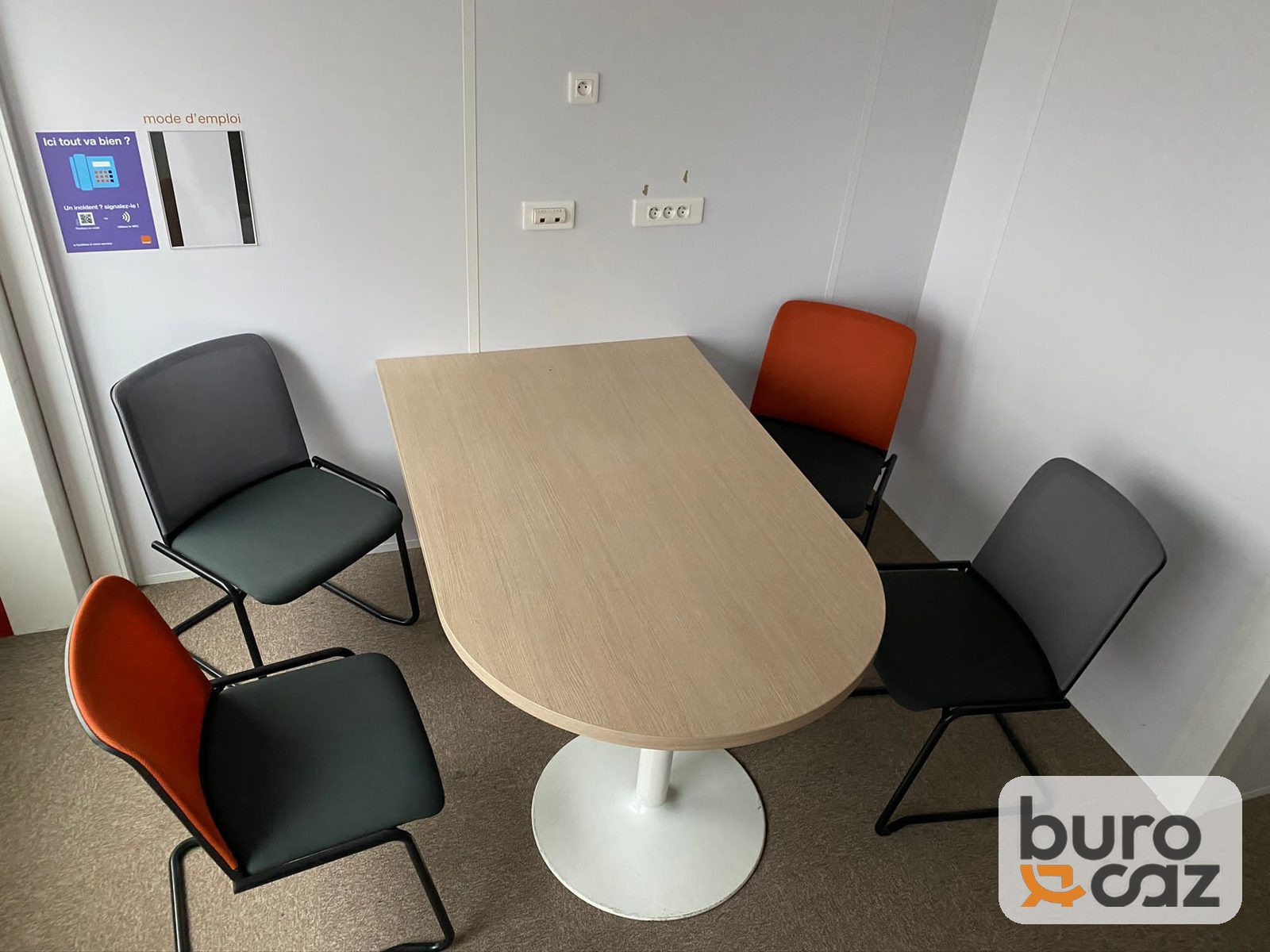 Table de réunion bout arrondi bois clair pied tulipe blanc