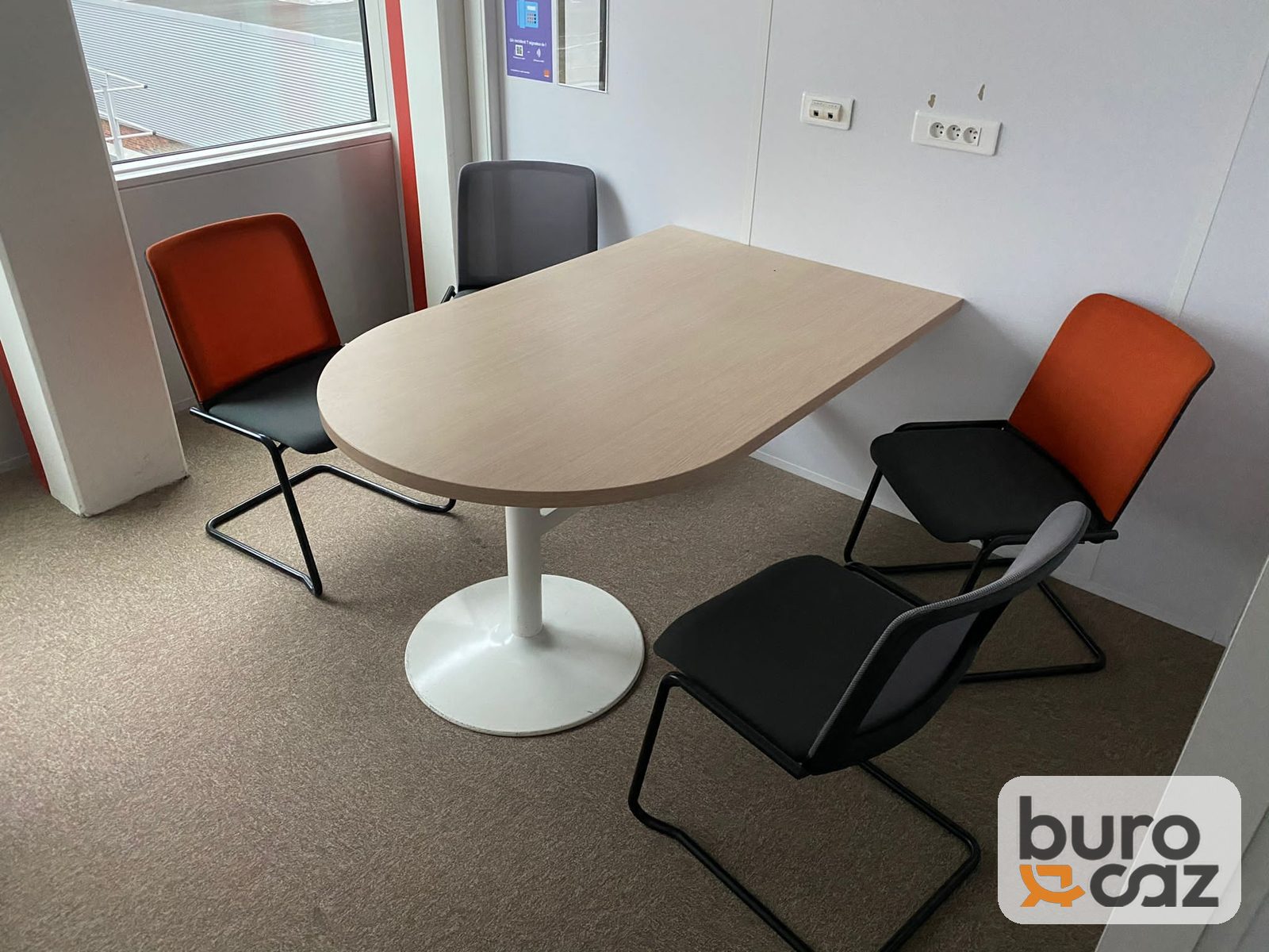 Table de réunion bout arrondi bois clair pied tulipe blanc — photo 4