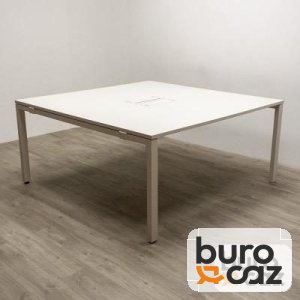 Table de réunion carrée blanche pieds métal