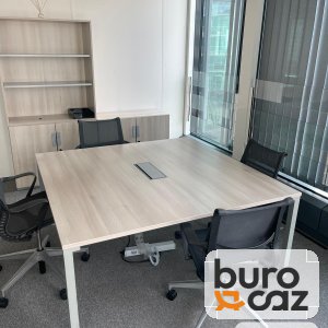 Table de réunion carrée bois clair avec trappe