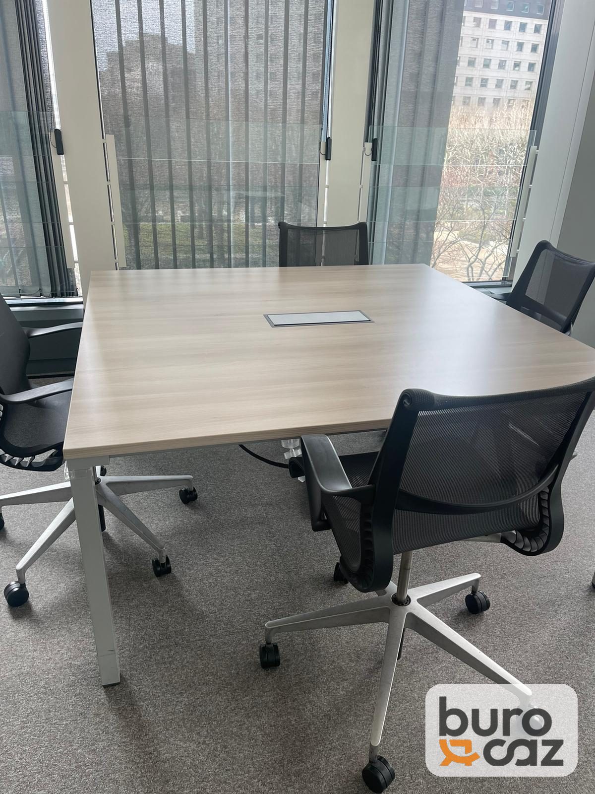 Table de réunion carrée bois clair avec trappe — photo 3