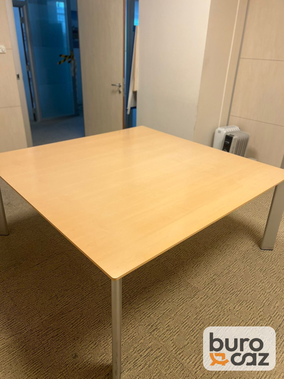 Table de réunion carrée chêne clair pieds gris
