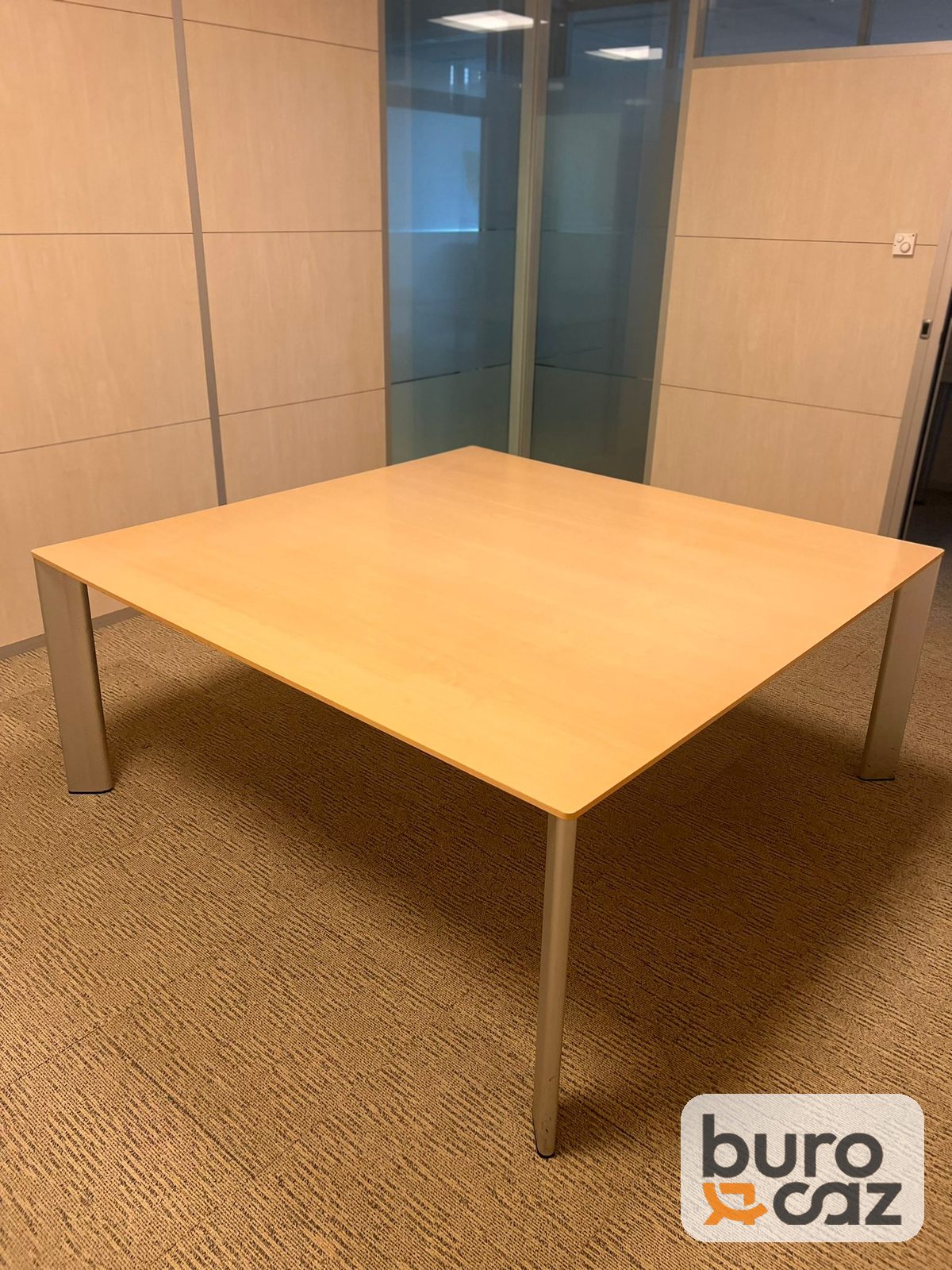 Table de réunion carrée chêne clair pieds gris — photo 2