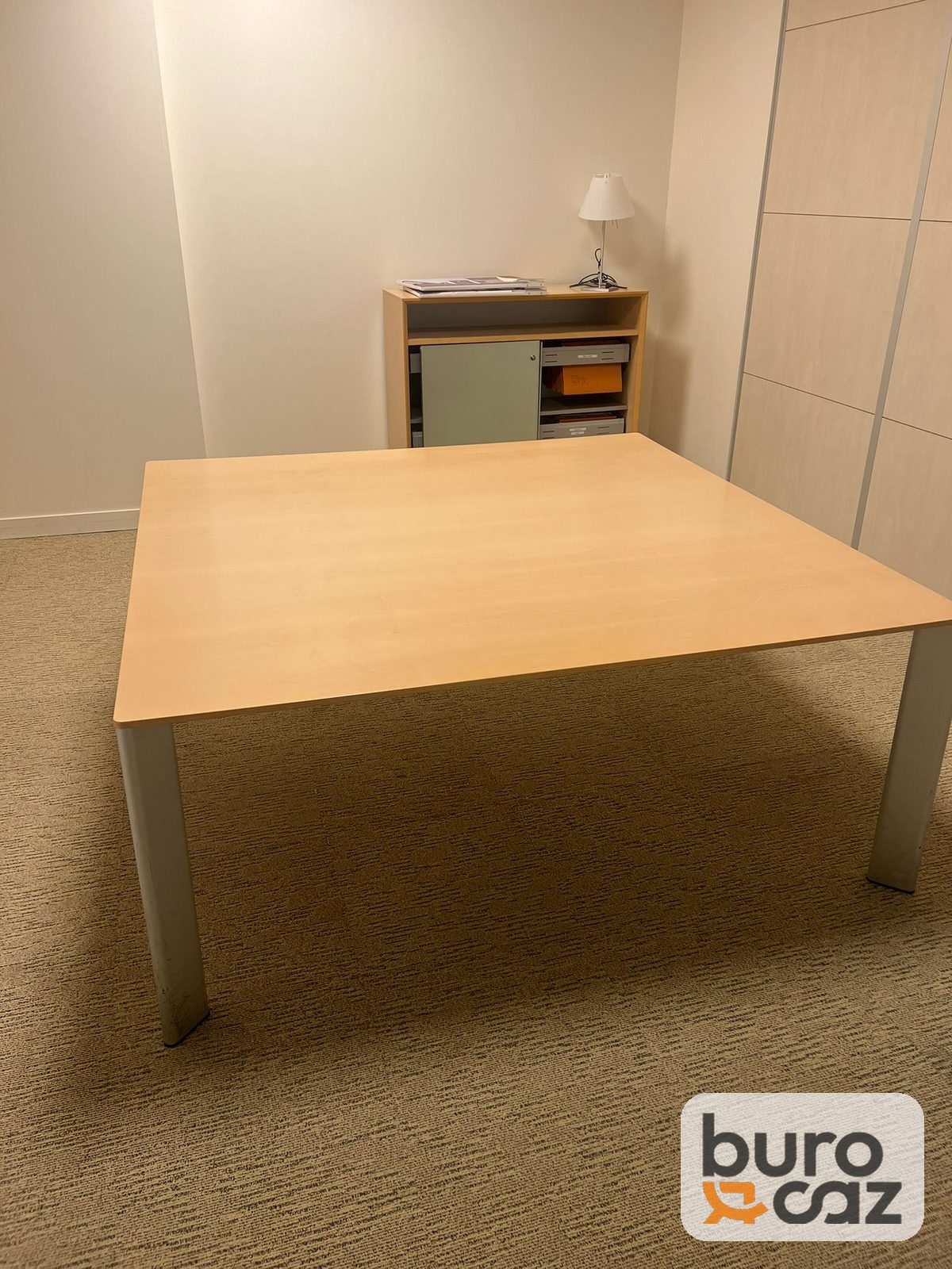 Table de réunion carrée chêne clair pieds gris — photo 4