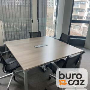 Table de réunion carrée chêne grisé piètement blanc