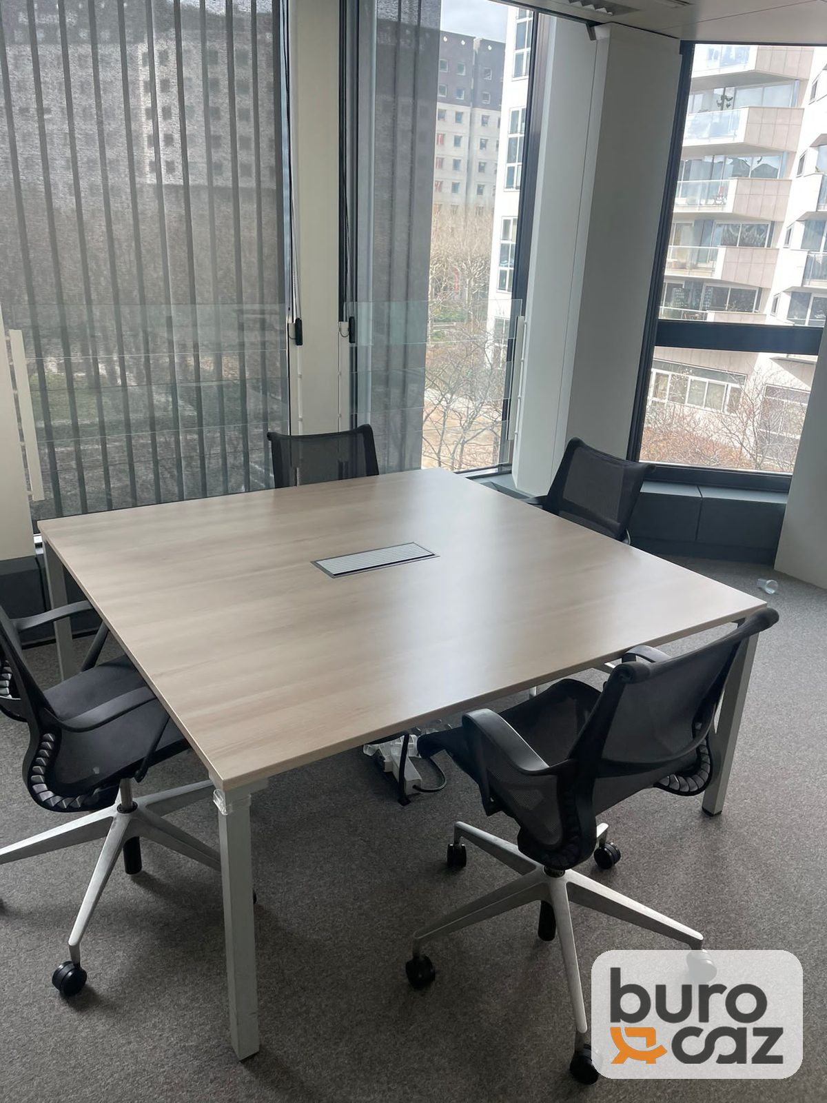 Table de réunion carrée chêne grisé piètement blanc