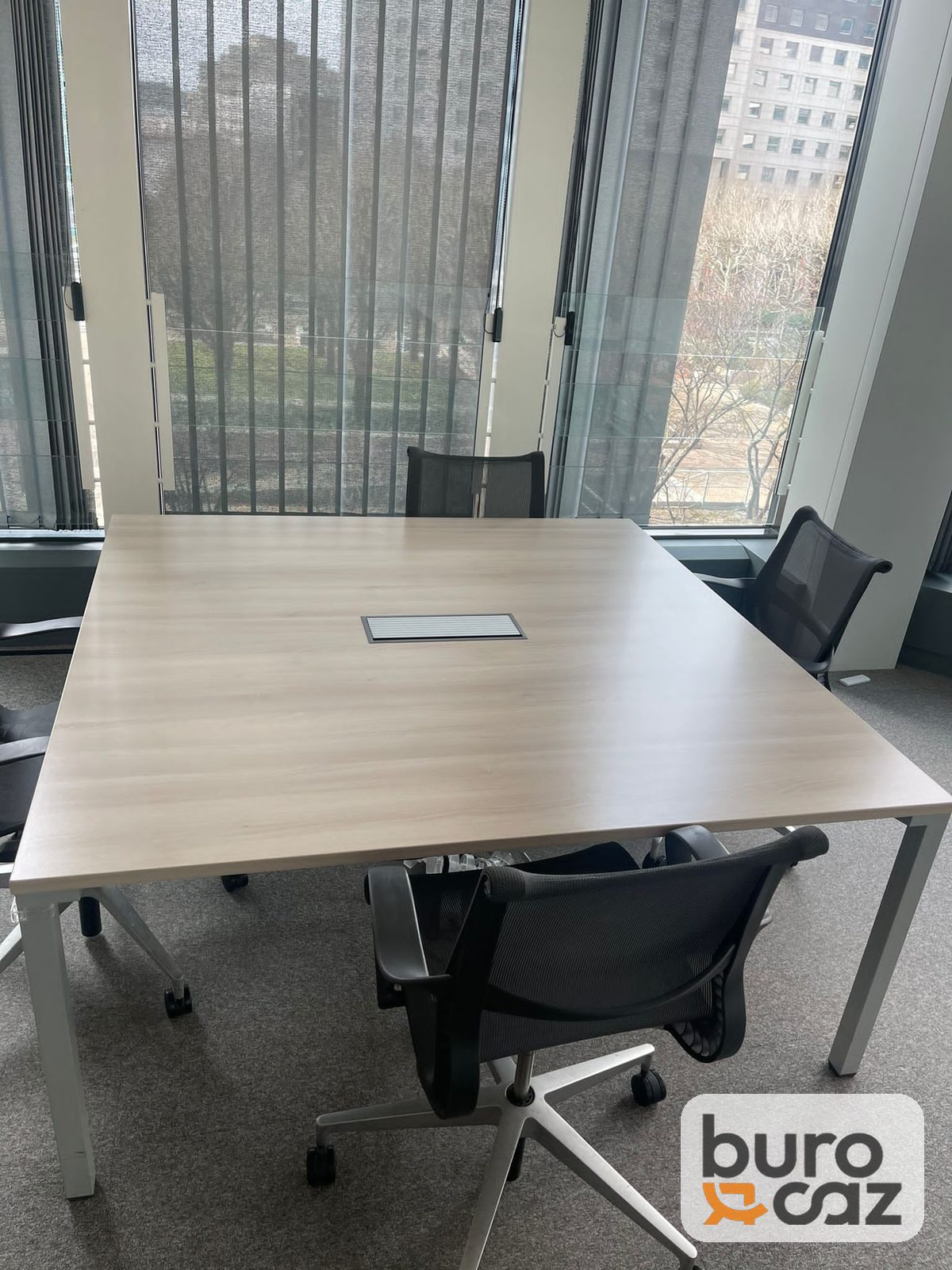 Table de réunion carrée chêne grisé piètement blanc — photo 3