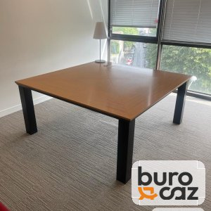 Table de réunion carrée chêne piètement noir