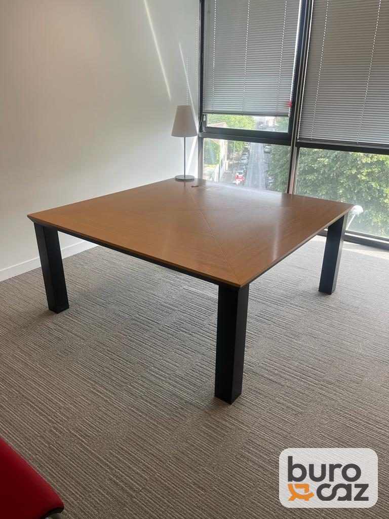 Table de réunion carrée chêne piètement noir