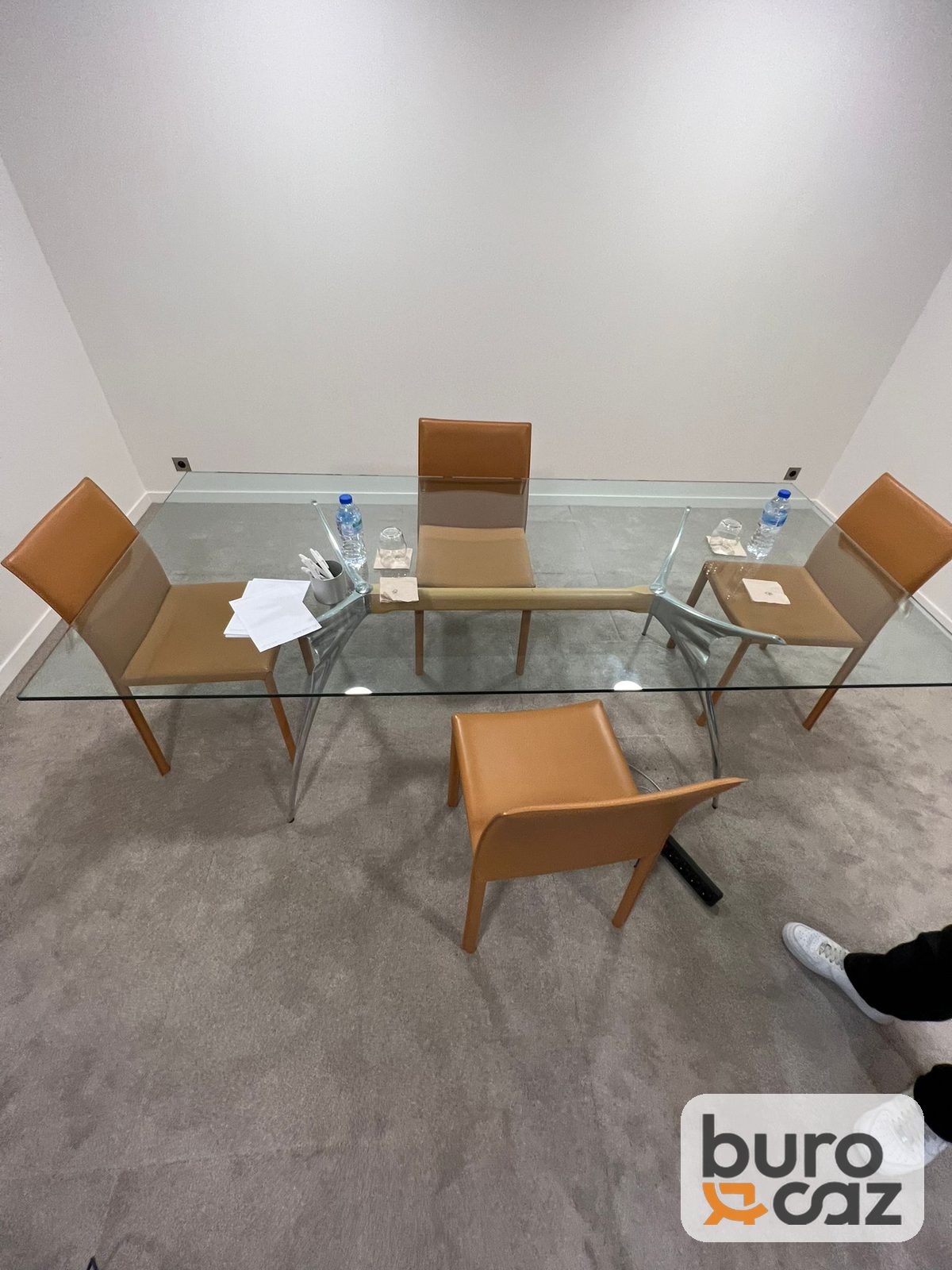 Table de réunion en verre – piètement métal — photo 2