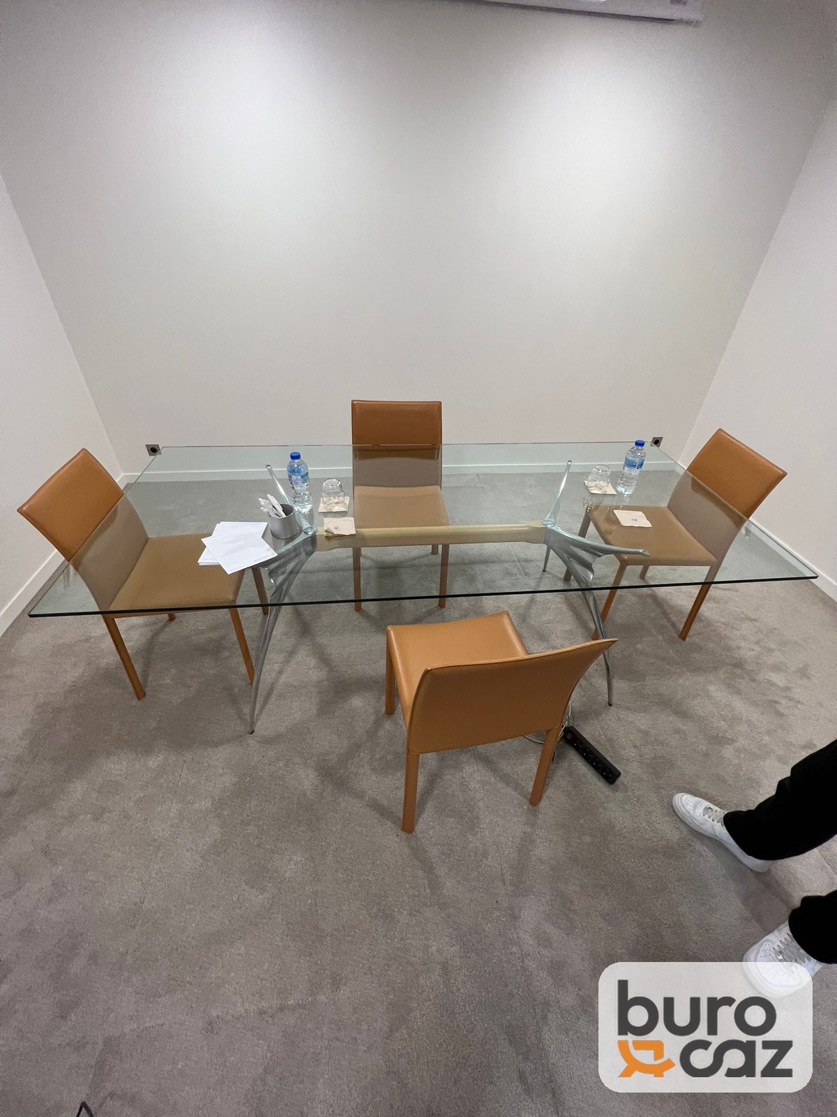 Table de réunion en verre – piètement métal — photo 3