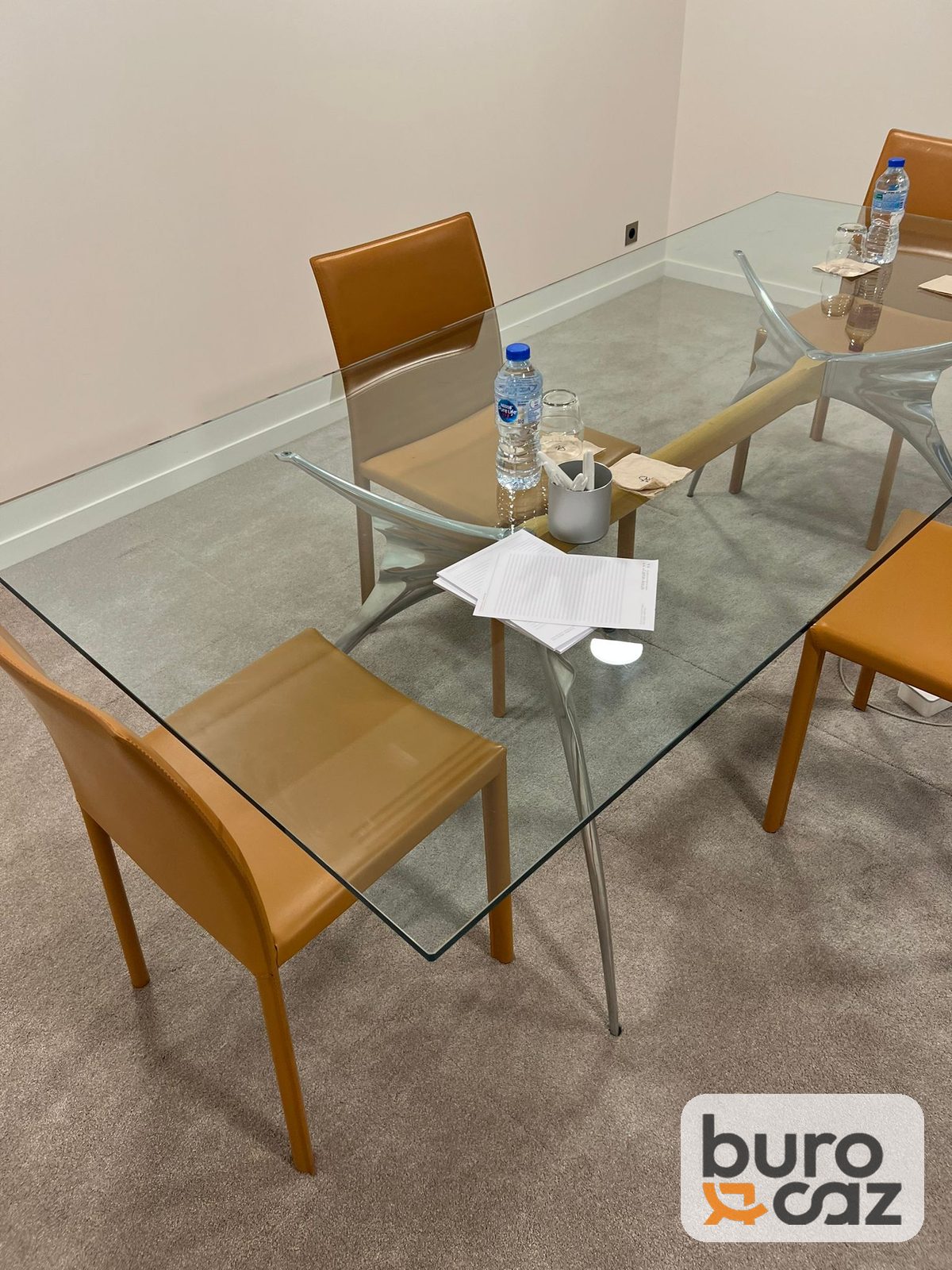 Table de réunion en verre – piètement métal — photo 4