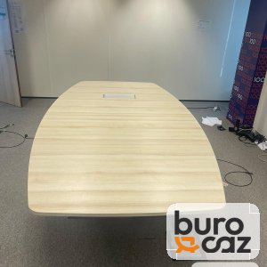 Table de réunion forme tonneau bois clair avec boîtier de prises