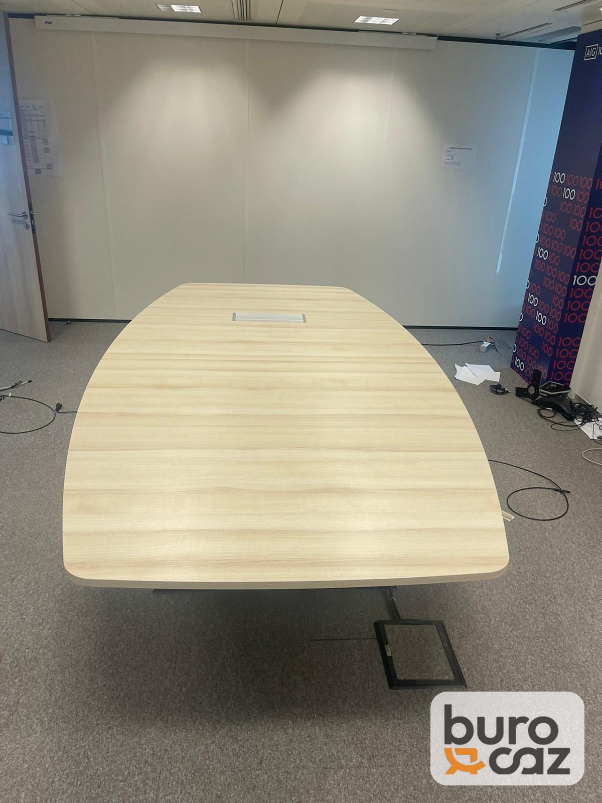 Table de réunion forme tonneau bois clair avec boîtier de prises