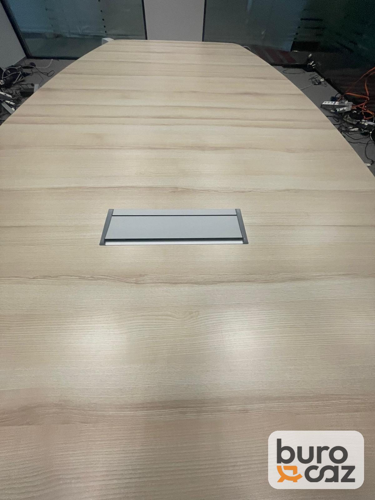 Table de réunion forme tonneau bois clair avec boîtier de prises — photo 2
