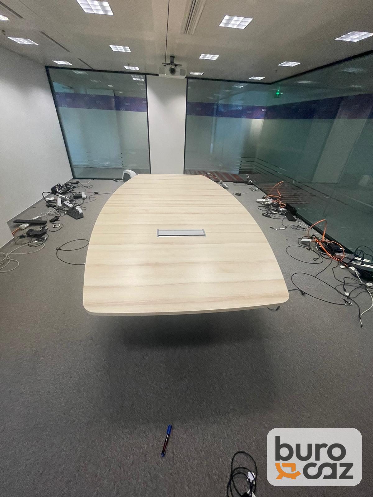Table de réunion forme tonneau bois clair avec boîtier de prises — photo 4