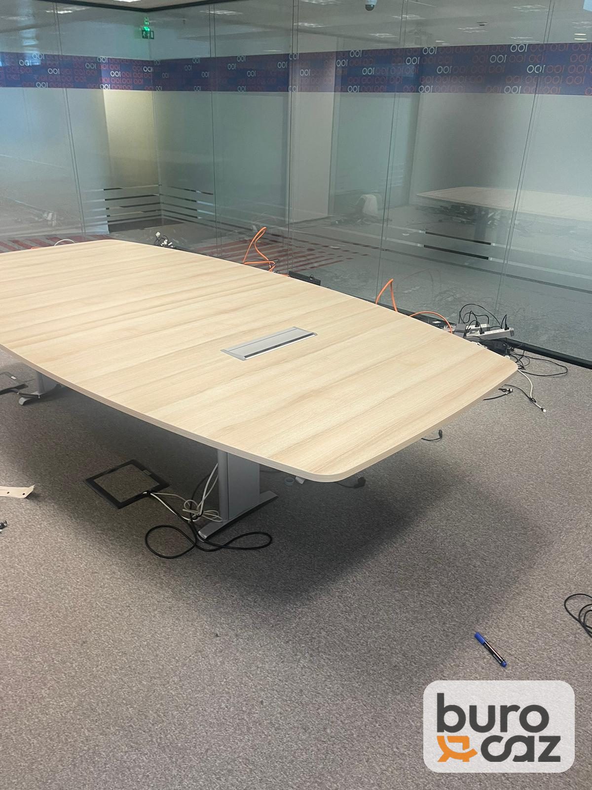 Table de réunion forme tonneau bois clair avec boîtier de prises — photo 5