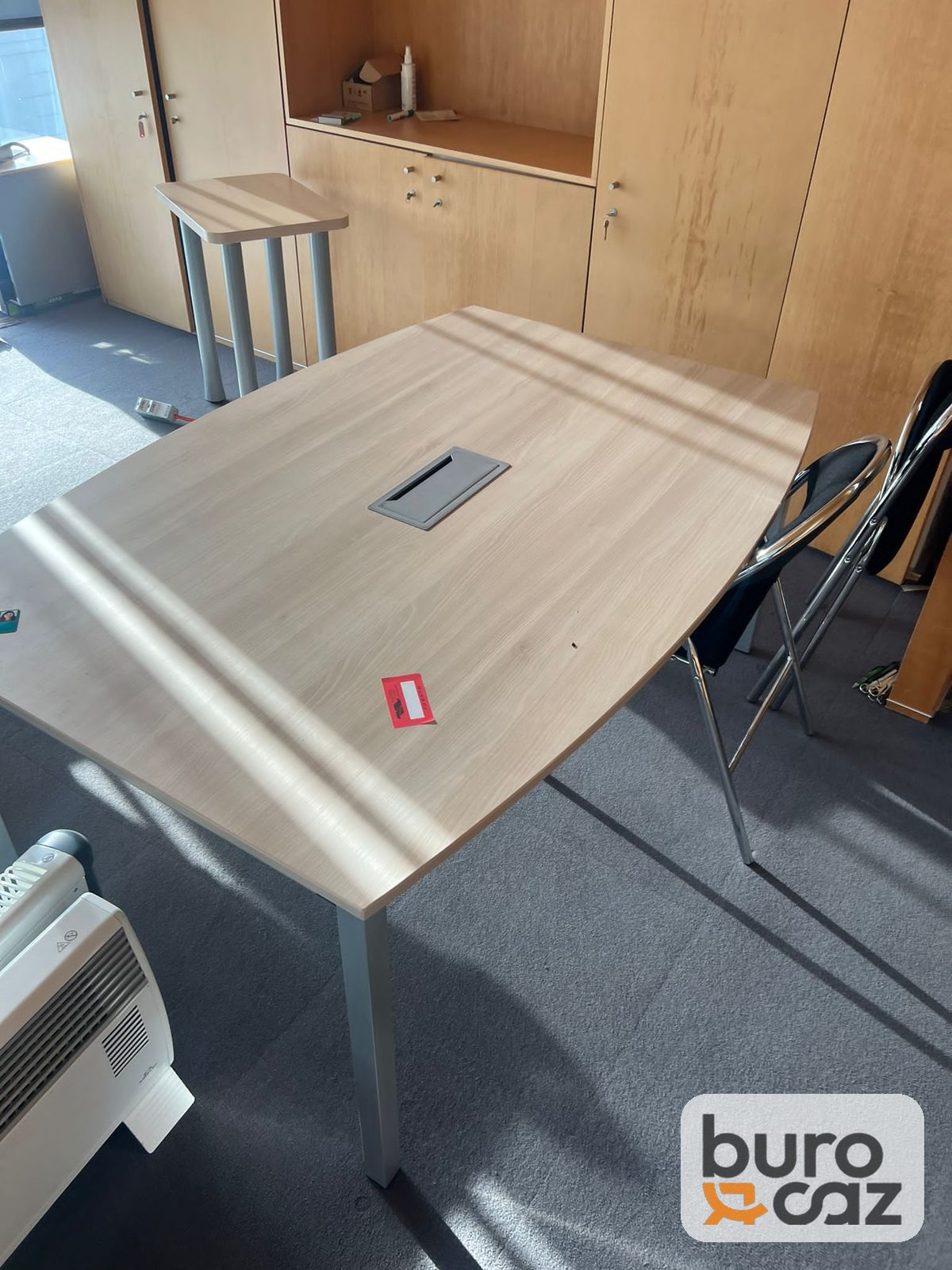 Table de réunion forme tonneau chêne clair avec trappe de connexion