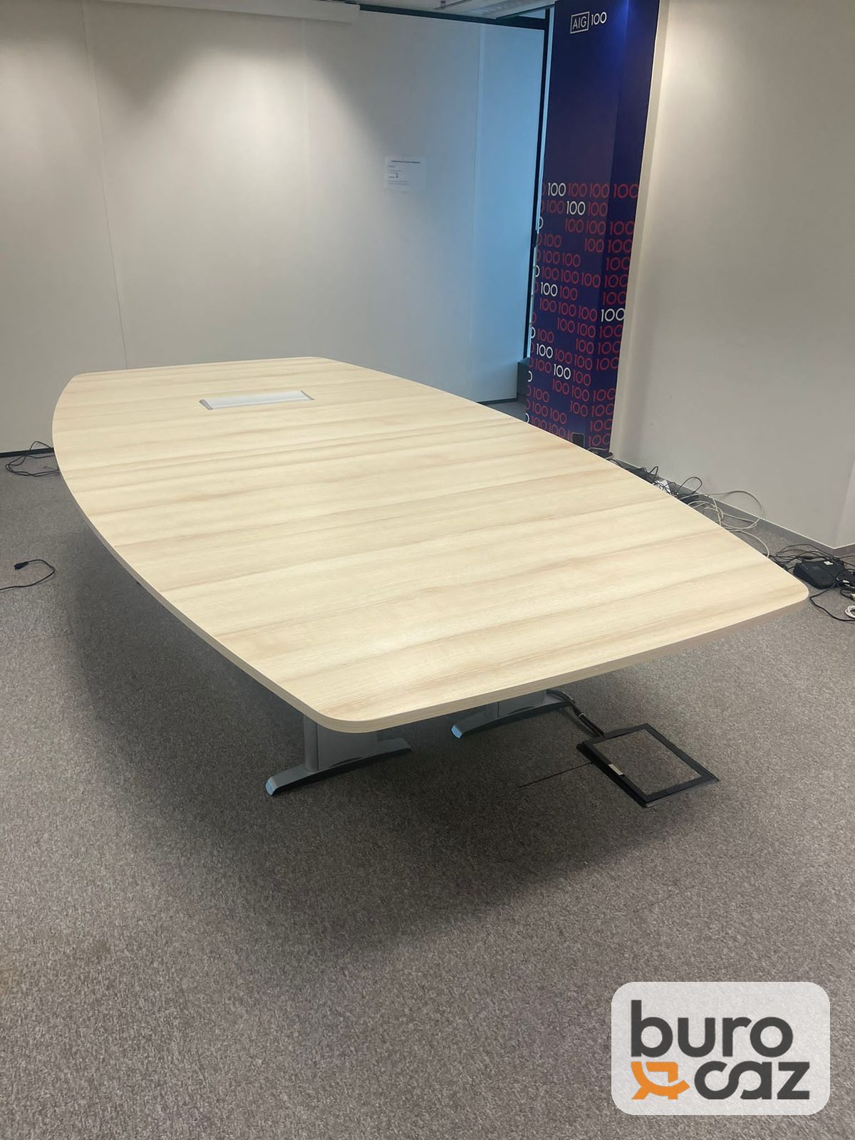 Table de réunion forme tonneau chêne clair avec trappe de connexion