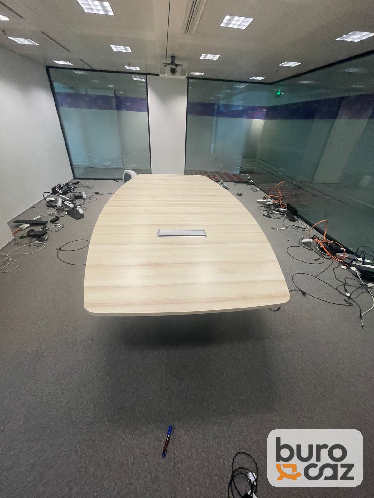 Table de réunion forme tonneau chêne clair avec trappe de connexion — photo 3