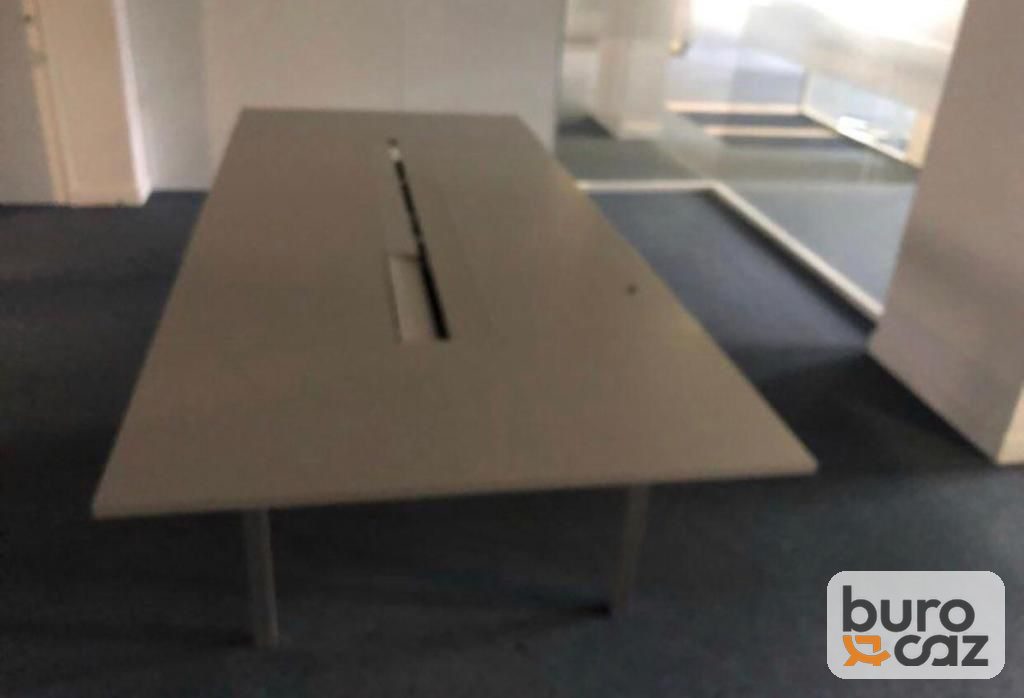 Table de réunion grise avec goulotte centrale passe-câbles — photo 2