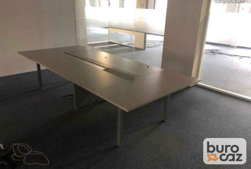 Table de réunion grise avec goulotte centrale passe-câbles — photo 3
