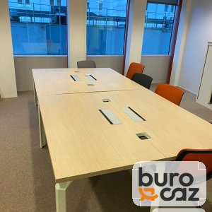 Table de réunion modulaire érable piètement blanc avec trappes